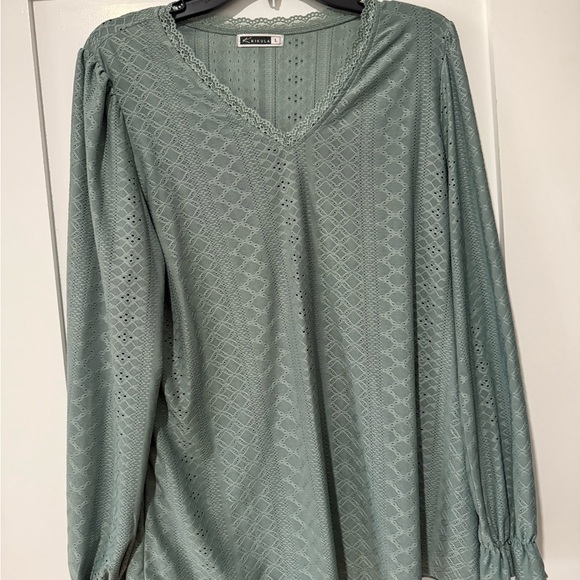 Elegant Green Lace V-Neck Blouse - Picture 1 of 2